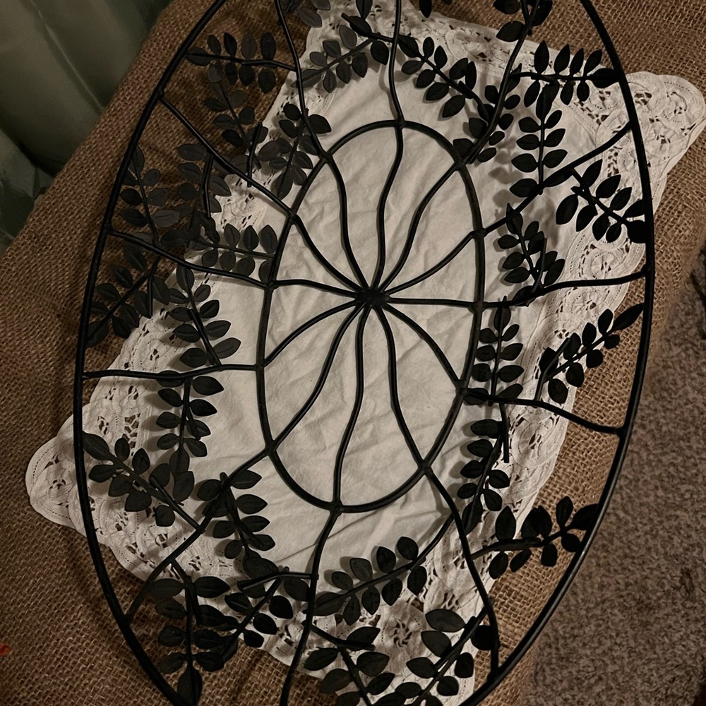 Extra lg Tropical 20x12 Bread Basket Rod Iron Metal Leaf Design Basket EUC